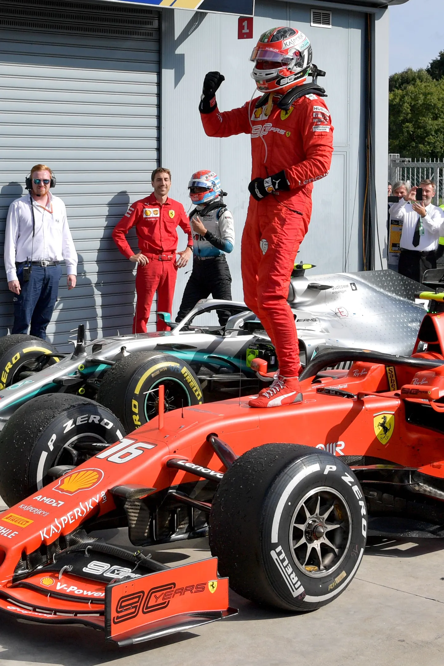 Charles Leclerc 2019. aasta Monza etapi järel võitu tähistamas.