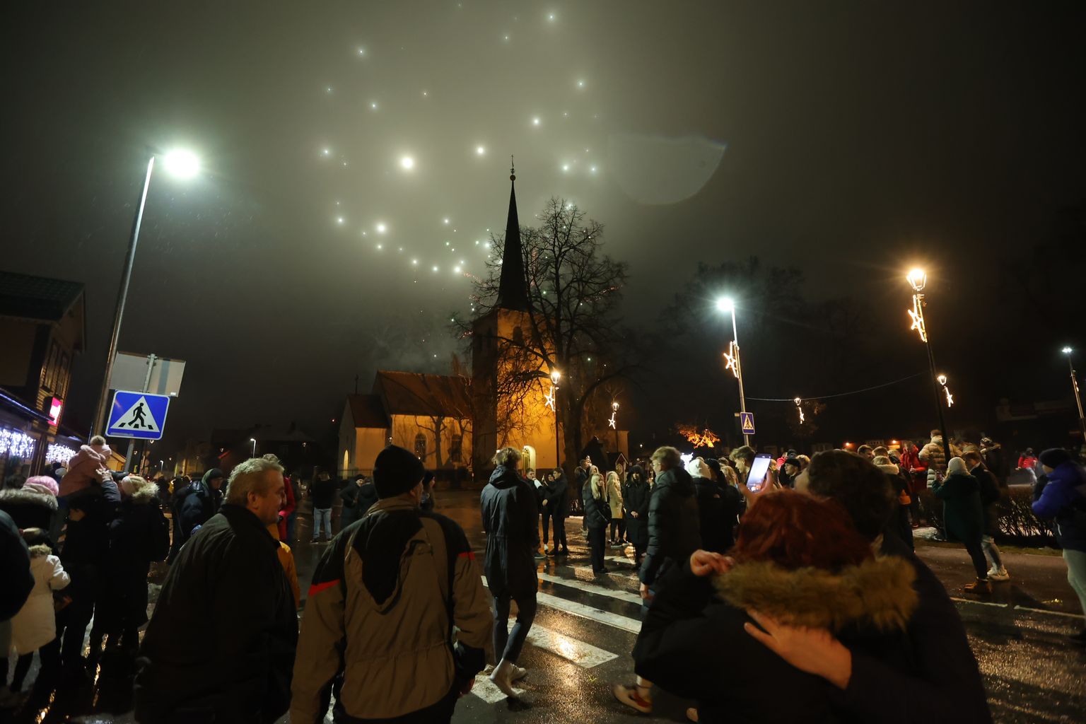 Ilutulestik ja uue aasta vastuvõtmine Paide keskväljakul.