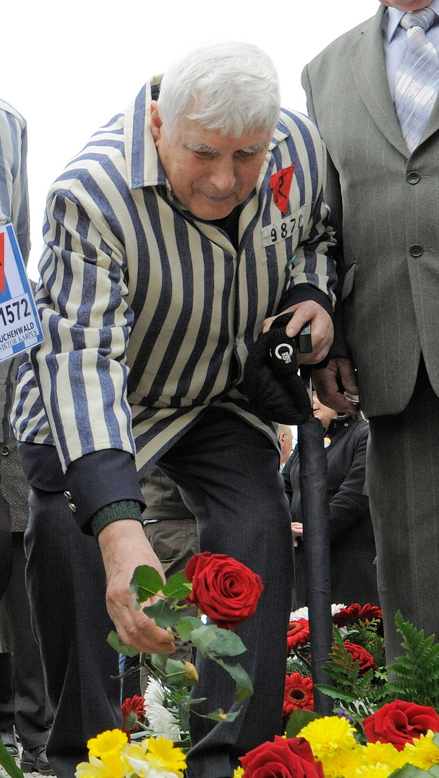 Neljas koonduslaagris ellu jäänud ukrainlane, 96-aastane Boris Romantšenko kaotas elu, kui Vene väed pommitasid Harkivit.  Pildil on ta 17. aprillil 2011 Buchenwaldi koonduslaagri vabastamise mälestussündmusel
