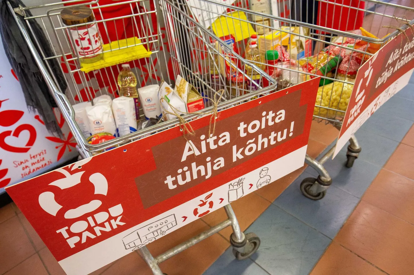 Toidupank korraldab jõulukuul toidukogumispäevad ja 11.-12. detsembril saab suuremates kauplustes iga soovija omalt poolt panustada ning Toidupanga varusid täiendada.