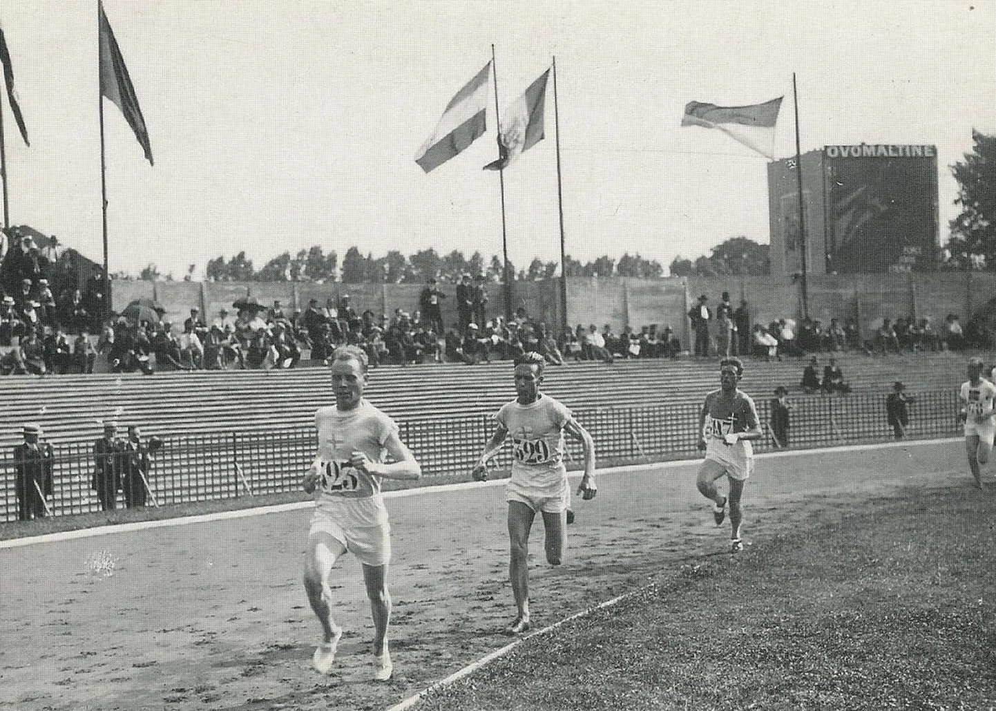 Soome vastasseis kergejõustikuvõistluste jooksudistantsil: Paavo Nurmi juhtimas ja Ville Ritola teda jälitamas.