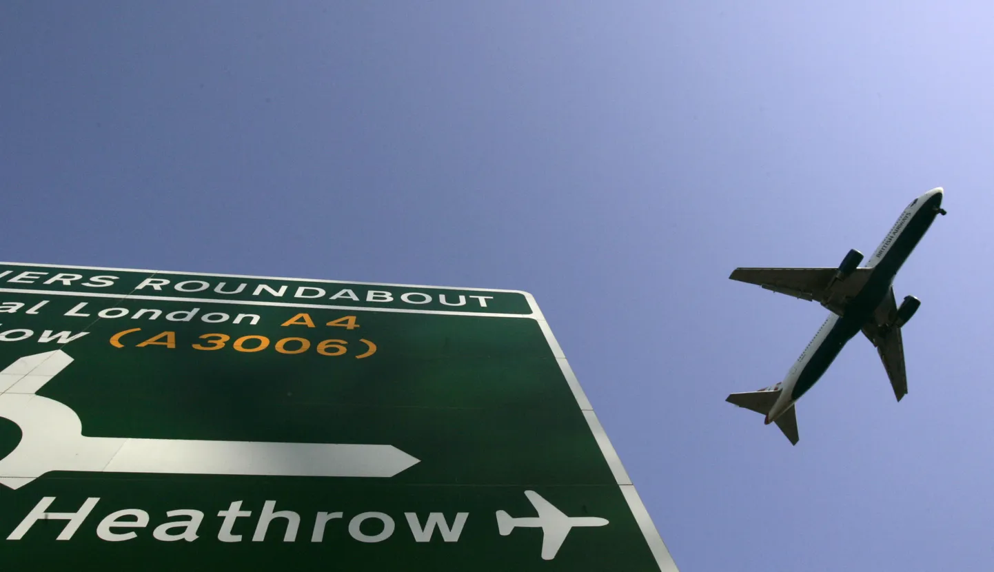 British Airwaysi lennuk maandumas Heathrow lennuväljale.