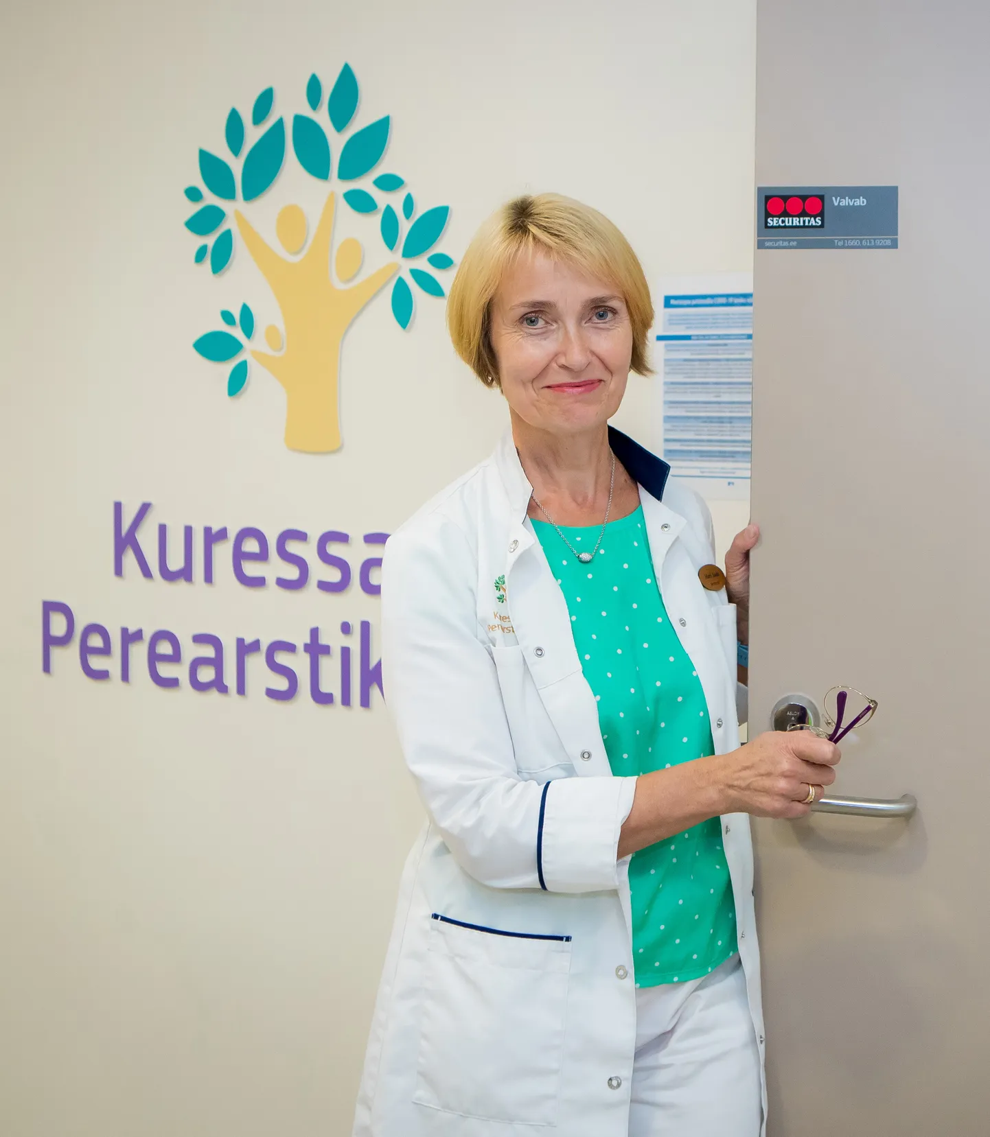 PEREARSTIKESKUSE JUHT Mari Soots tunnistab, et kuna teenindada on ligi 10 tuhat klienti, siis telefonikõnede hulk on tõesti suur, aga igale helistajale, kes liinile ei pääse, helistab pereõde igaljuhul tagasi 2-3 tunni jooksul.
