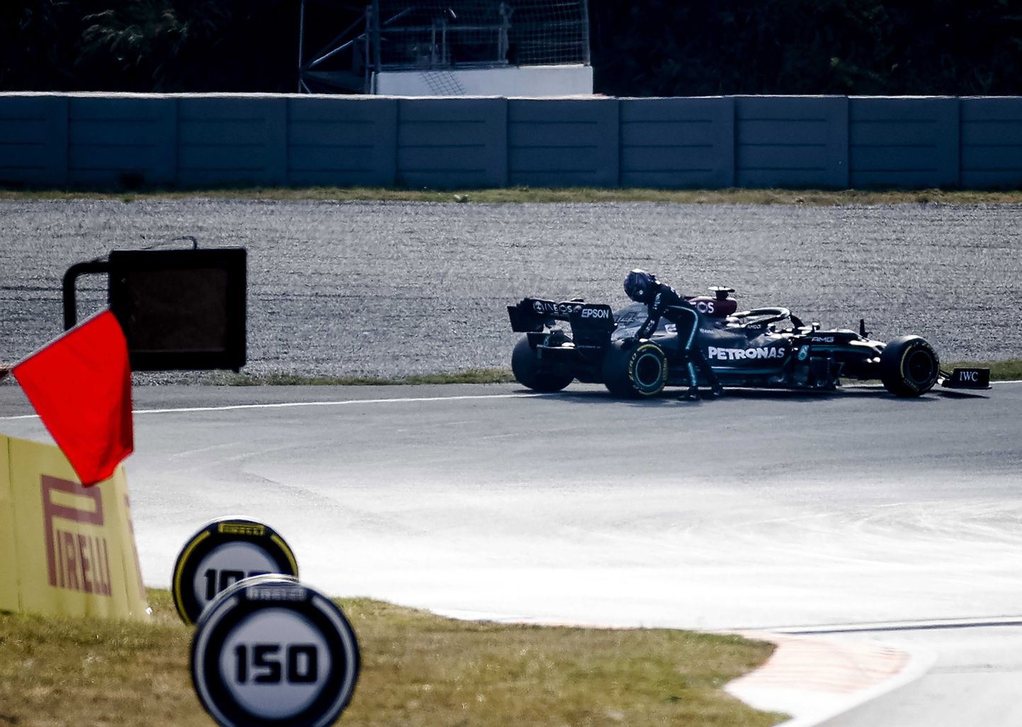 Lewis Hamilton jäi Hollandi GP vabatreeningul raja äärde seisma.