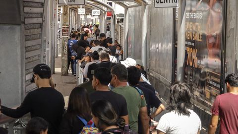 US Temporarily Halts Immigrant Visa Applications Worldwide