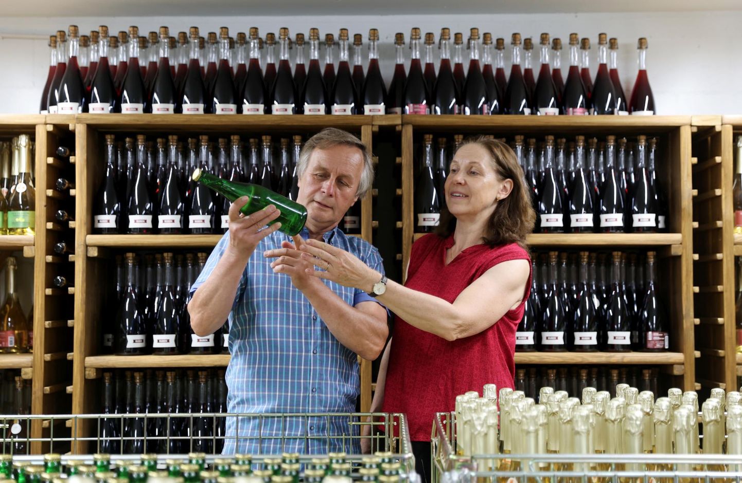 Uue-Saaluse veinitalu peremees ja perenaine Mati ja Maris Kivistik kaevad, kuidas on pudelis arenenud vahuvein Solarise viinamarjadest.