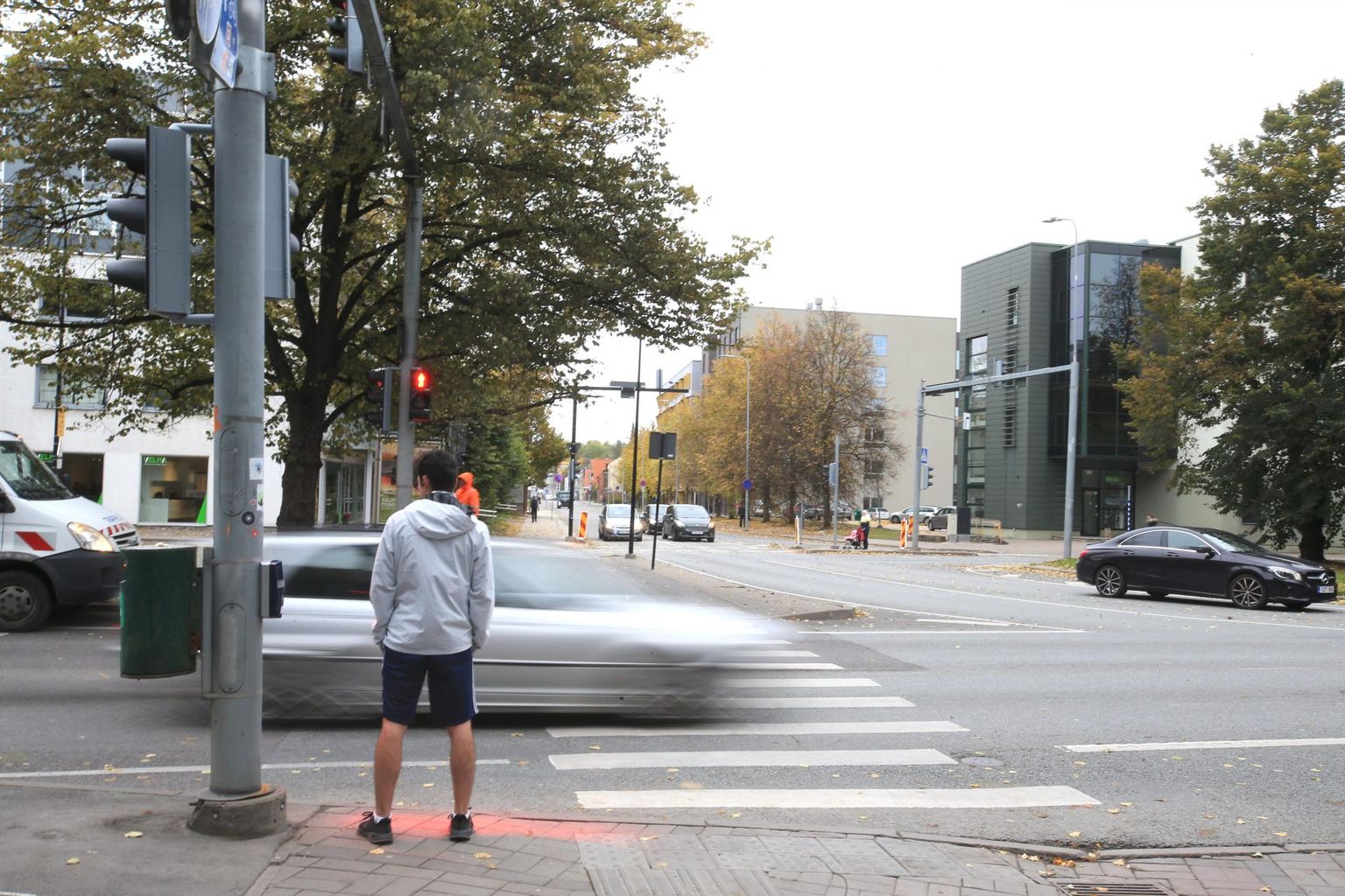 Kõnniteele langev punane valgusvihk hoiatab ka neid jalakäijaid, kellel mõte mujal ja pilk maas.