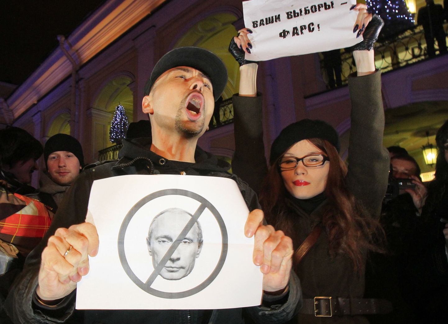Vene opositsiooni aktivistid 4. detsembril Peterburis. «Teie valimised on farss!» teatab üks plakatitest.