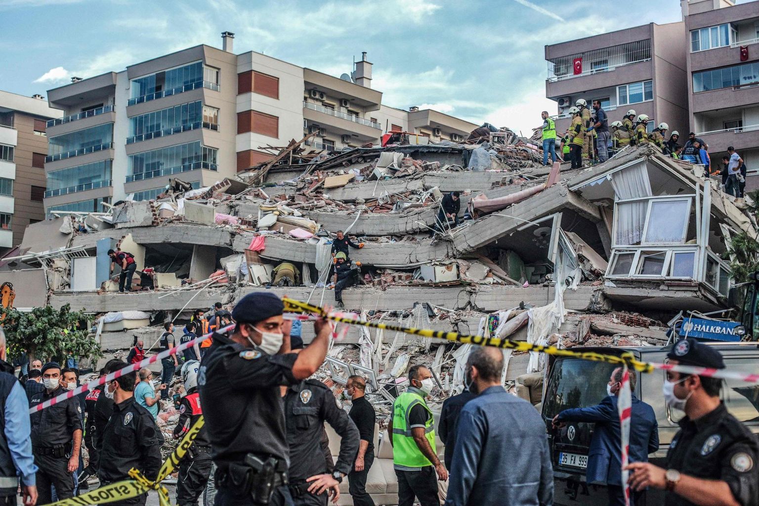Türgi kuurortlinn İ​zmir sai eilses maavärinas suuri purustusi, milles hukkus neli ja vigastada sai 120 inimest.