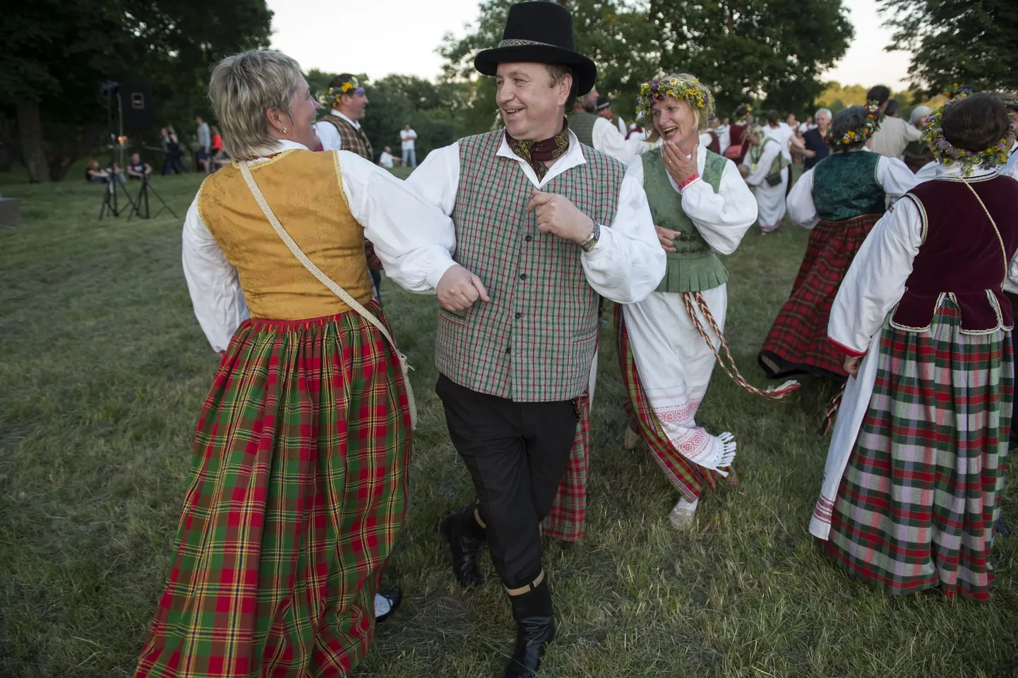 Leedulased tähistamas jaanipäeva.