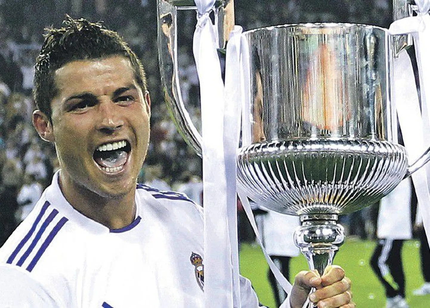 Звезда мадридского "Реала" Криштиану Роналду держит Кубок Испании по футболу. Клуб высоко ценит заслуги футболиста и платит ему миллион евро в месяц.