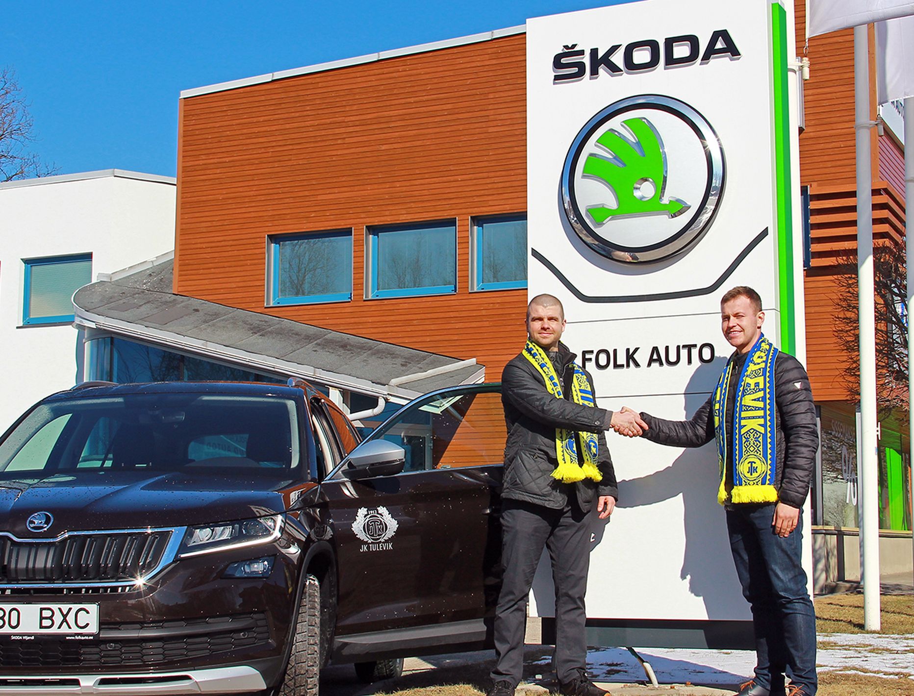 Folk Auto müügijuht Rivo Arula (paremal) andis JK Tuleviku juhile Raiko Mutlele üle uhiuue Škoda Kodiaqi mudeli.