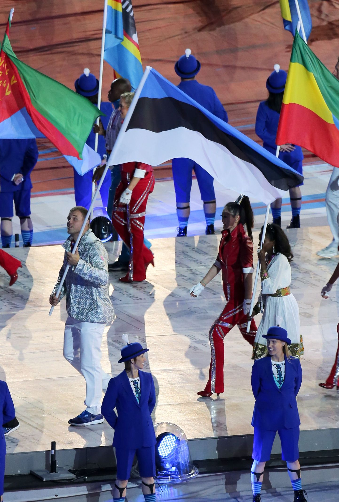 Riikide delegatsioonid Londoni olümpia lõputseremoonial. Teiste seas Eesti lipukandja, olümpiahõbe Heiki Nabi.