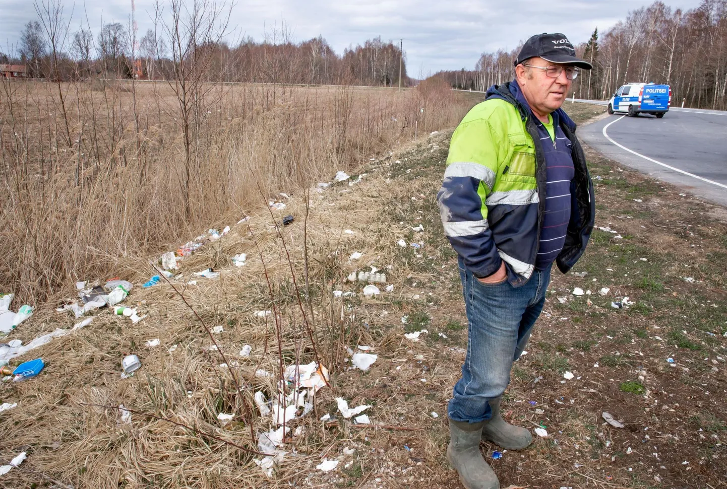 “Kirjutasin maanteeametile, et jutt ei ole põllust, vaid parkla ääres olevast maast,” rääkis Suuremetsa talu peremees Artur Nõmm, seistes Via Baltica 181. kilomeetril parkla servas.