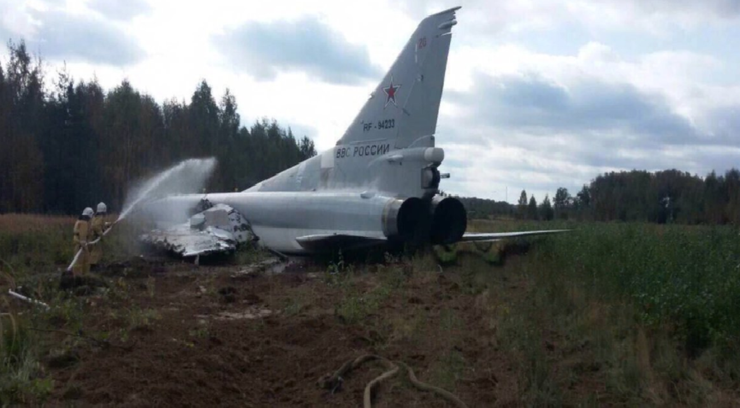 Российский дальний бомбардировщик выкатился за пределы взлетно-посадочной полосы.