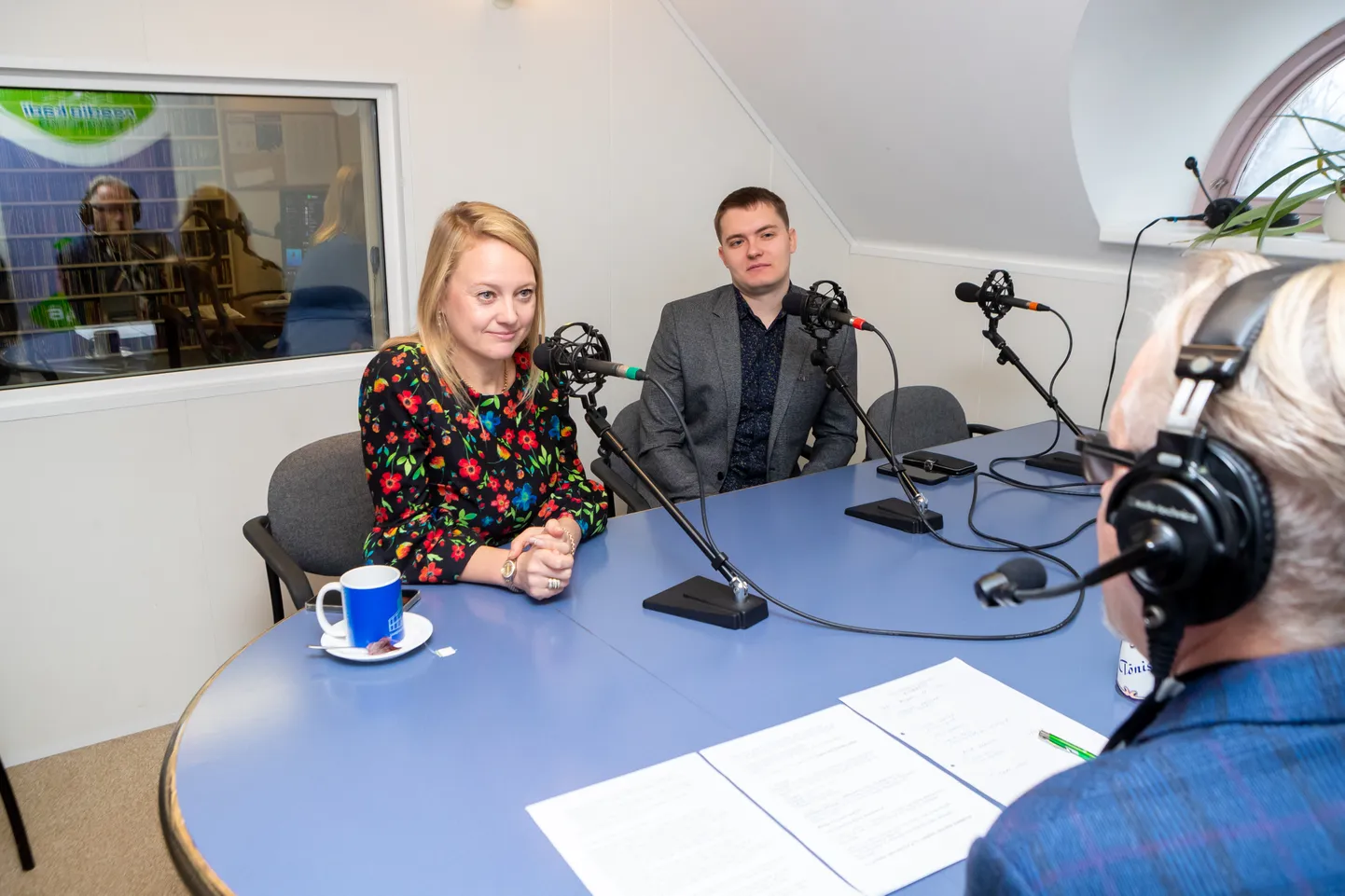 VIVIAN LOONELA ja ja Euroopa Liidu Saaremaa teabekeskuse esindaja, vallavalitsuse kommunikatsioonispetsialist Risto Kaljuste eile Kadi raadio saates "Keskpäev".