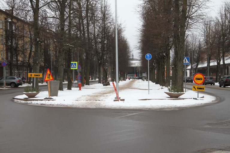 Дорога от вокзала к ДК "Ругодив": водителю легкового автомобиля направо или налево?
