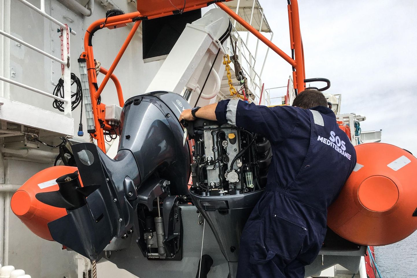 Prantsuse mittetulundusühenduse SOS Méditerranée päästelaeva Ocean Viking meeskonnaliige kontrollib täispuhutava paadi mootorit läinud nädalal Marseille sadamas, kus alus valmistus teekonnaks Liibüa rannikule. 