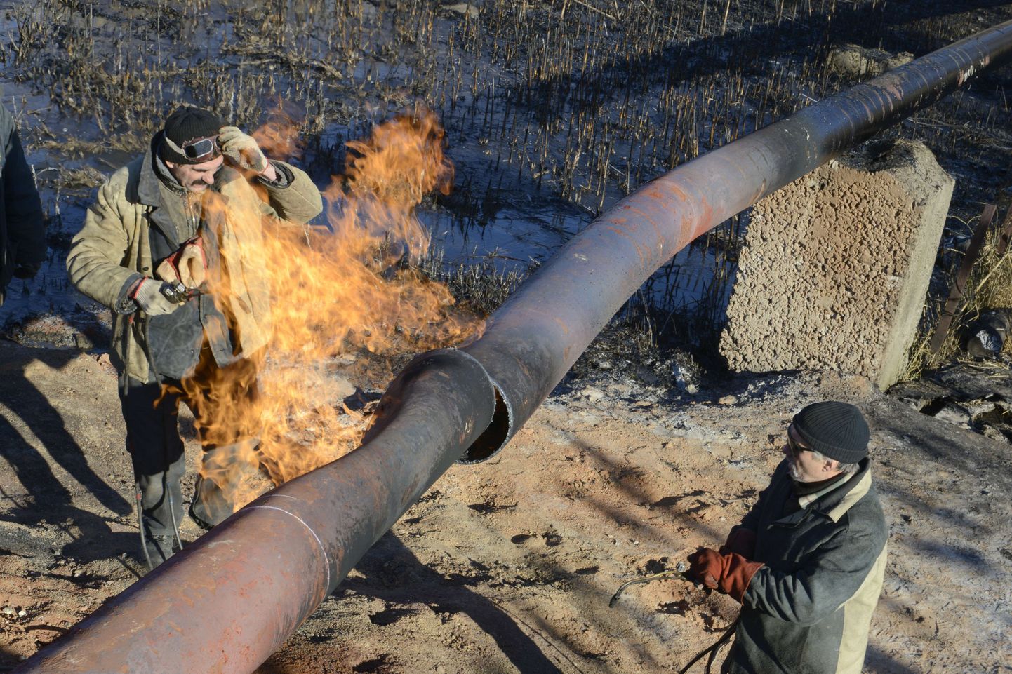 Novembri lõpul pidid töömehed parandama ära Donetski oblastis Ukraina sõdurite ja venemeelsete separatistide võitluse käigus kahjustada saanud gaasitoru.