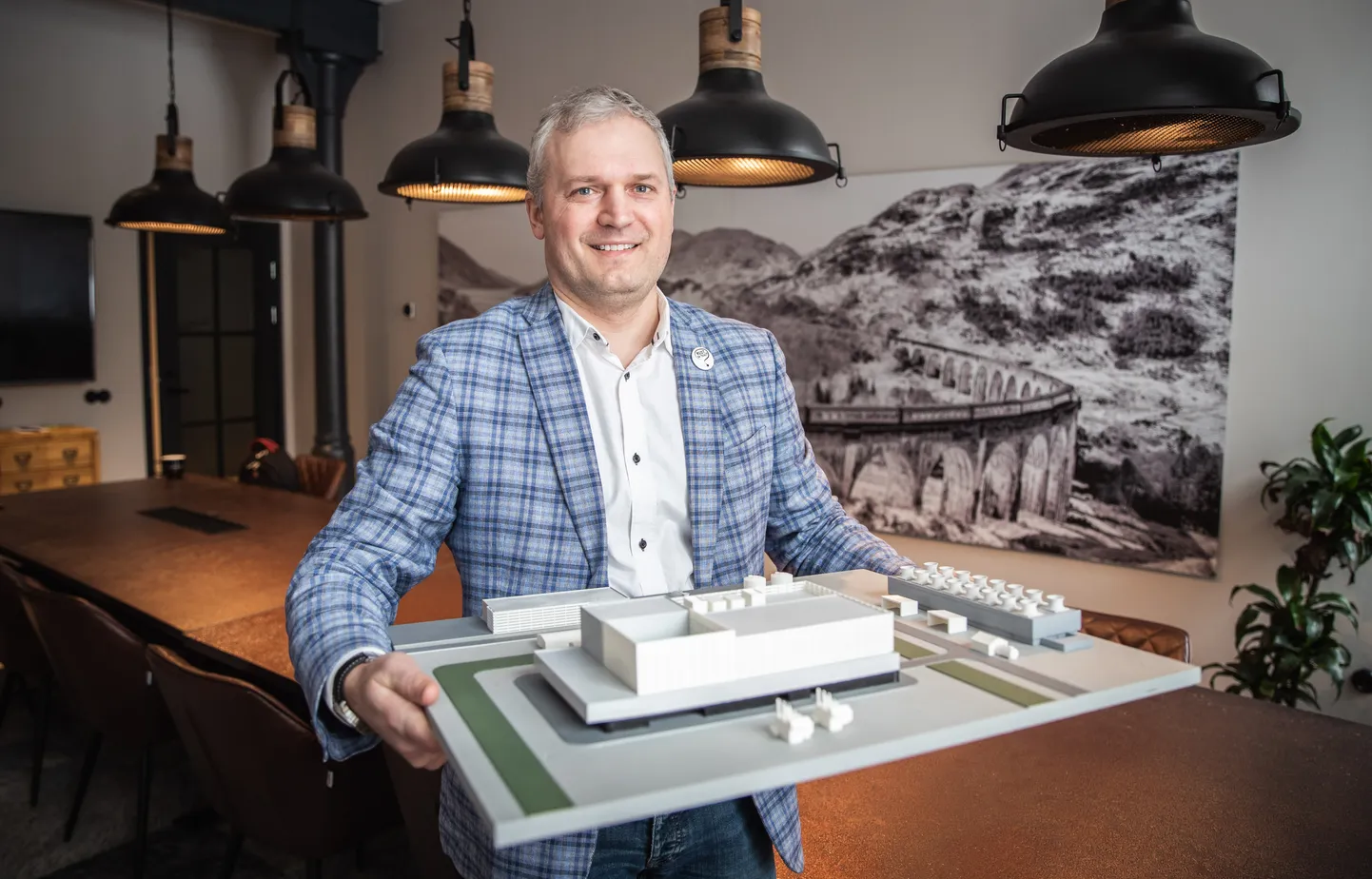 Fermi energia eestvedaja Kalev Kallemets tuumajaama maketiga.