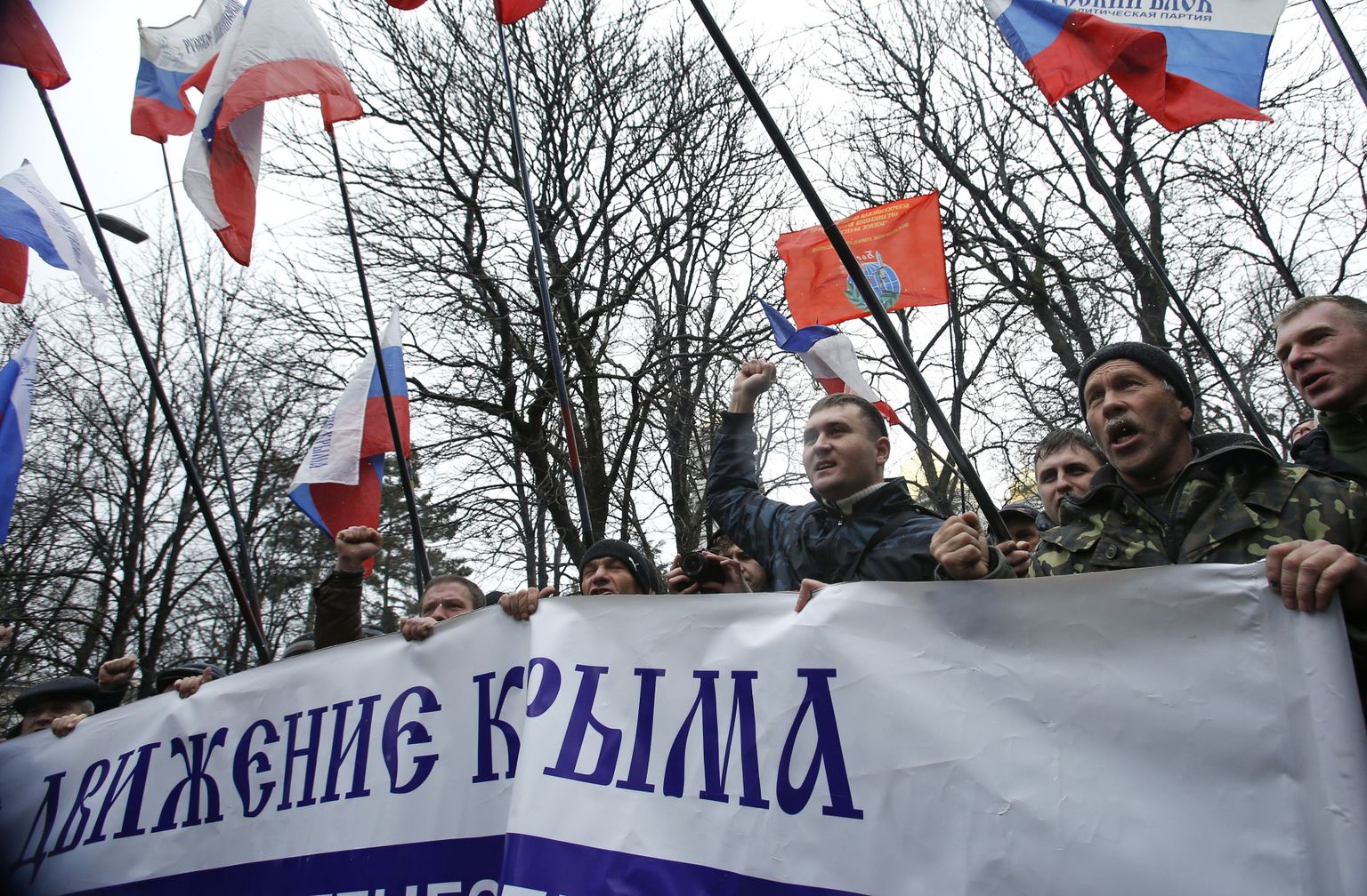 Отряд самообороны Крыма у здания местного парламента.
