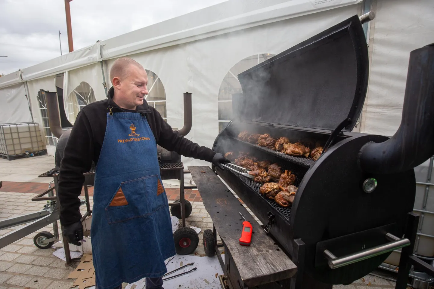 Grillmeister Hanno Kuul oli parasjagu ametis seakootide küpsetamisega, et õhtustele pidulistele neid pakkuda. Praad nõudis grilliaega mitme tunni jagu.