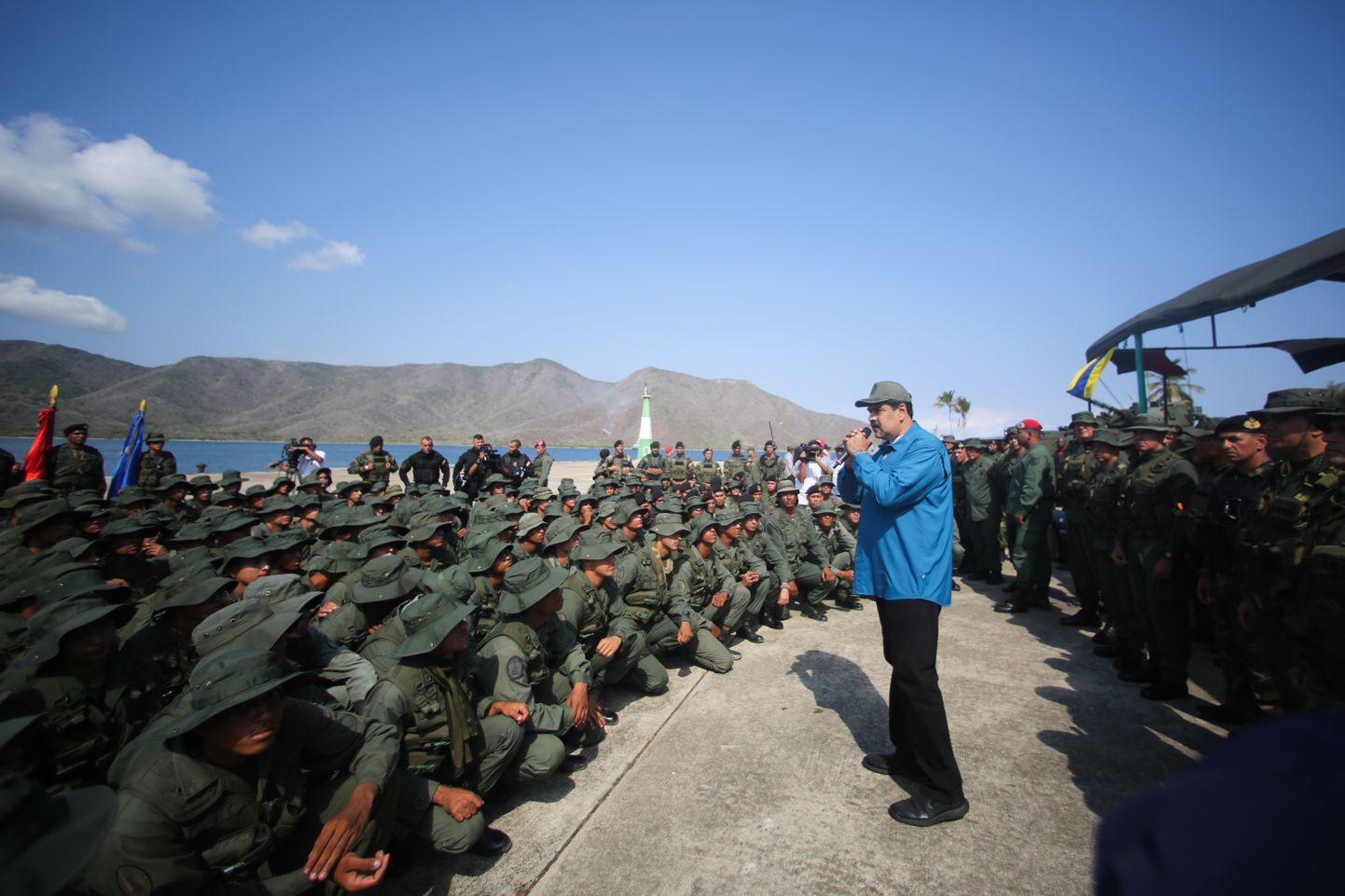 Venezuela president Nicolas Maduro sõduritele kõnet pidamas.