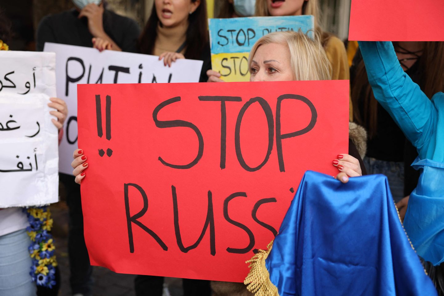 Sarnaselt paljudele teistele maailma linnadele kogunesid ka Beirutis Vene saatkonna ette meeleavaldajad.