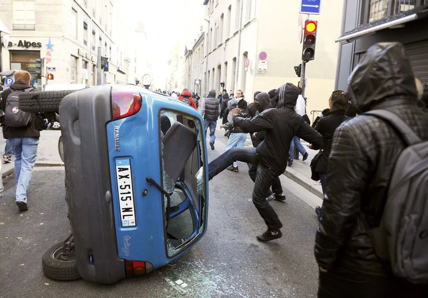 Lyoni noored valasid eile viha välja Renault Twingo peal, justkui oleks auto pensioniea tõusu põhjuseks.