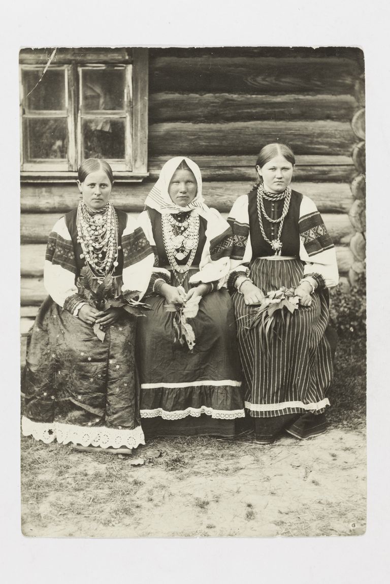 Setu neiud Võõpsust, neid noorukeid näeb ka Johannes Pääsukese filmis «Retk läbi Setumaa», pildistatud 1912.
