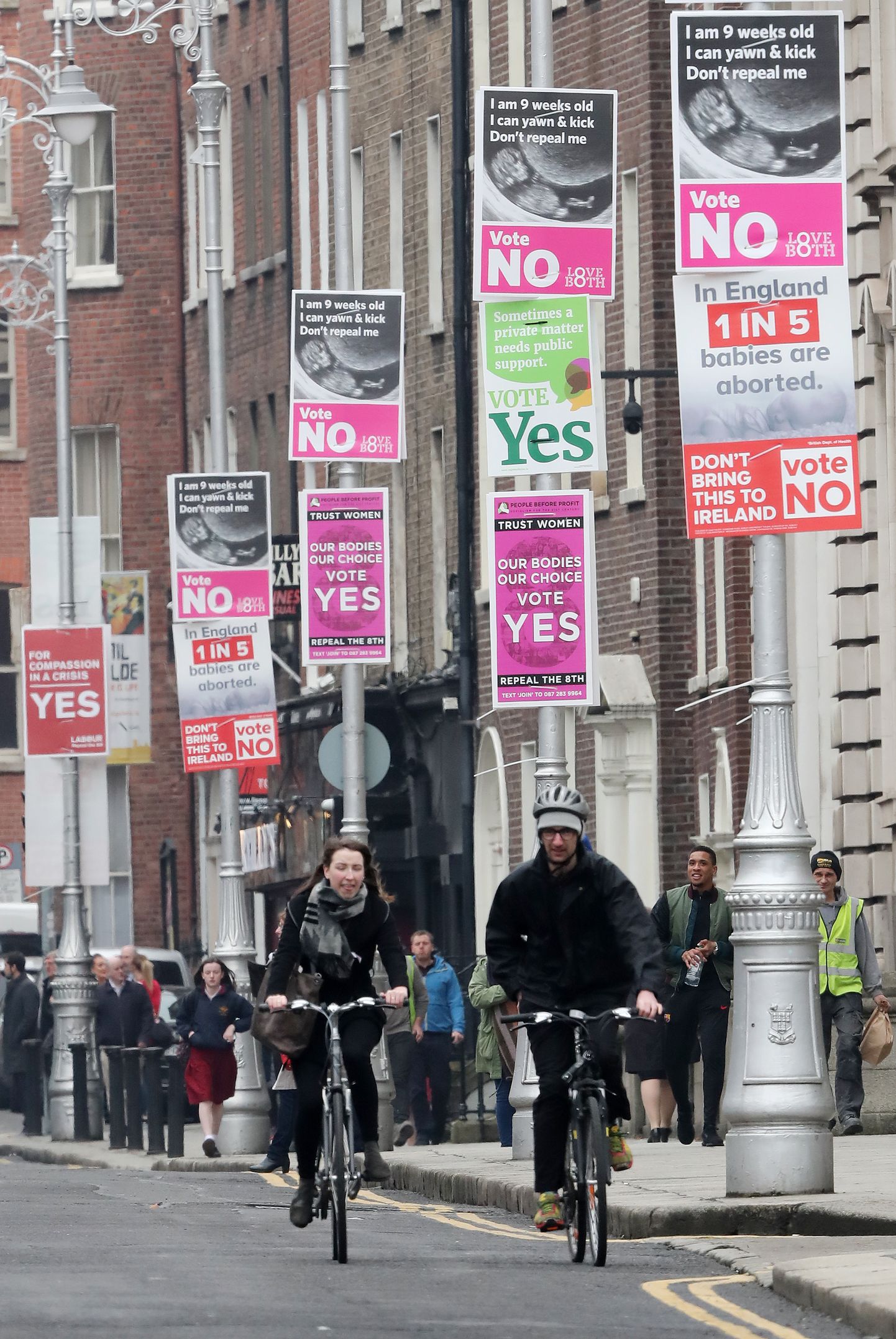Dublini tänavad on ääristatud nii abordikeelu tühistamisele kui ka säilitamisele kutsuvate plakatitega. 25. mail peavad iirlased otsustama, kumb on nende valik.
