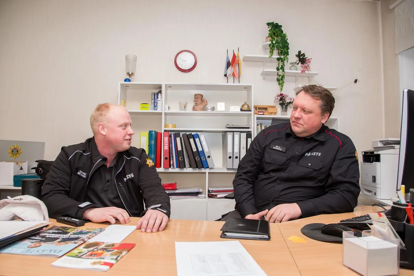 Isa-poega Eilo (paremal) ja Geimo Eesmäe. Eilo on Türi päästekomando pealik, Geimo nüüdseks aga Lääne päästekeskuse ohutusjärelevalve büroo juhtivinspektor.