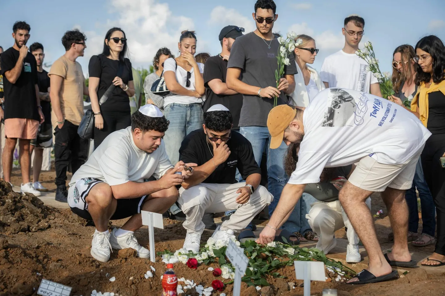 Церемония прощания с Марком Шинделем на седьмой день после похорон. Кладбище в Нетании, Израиль.