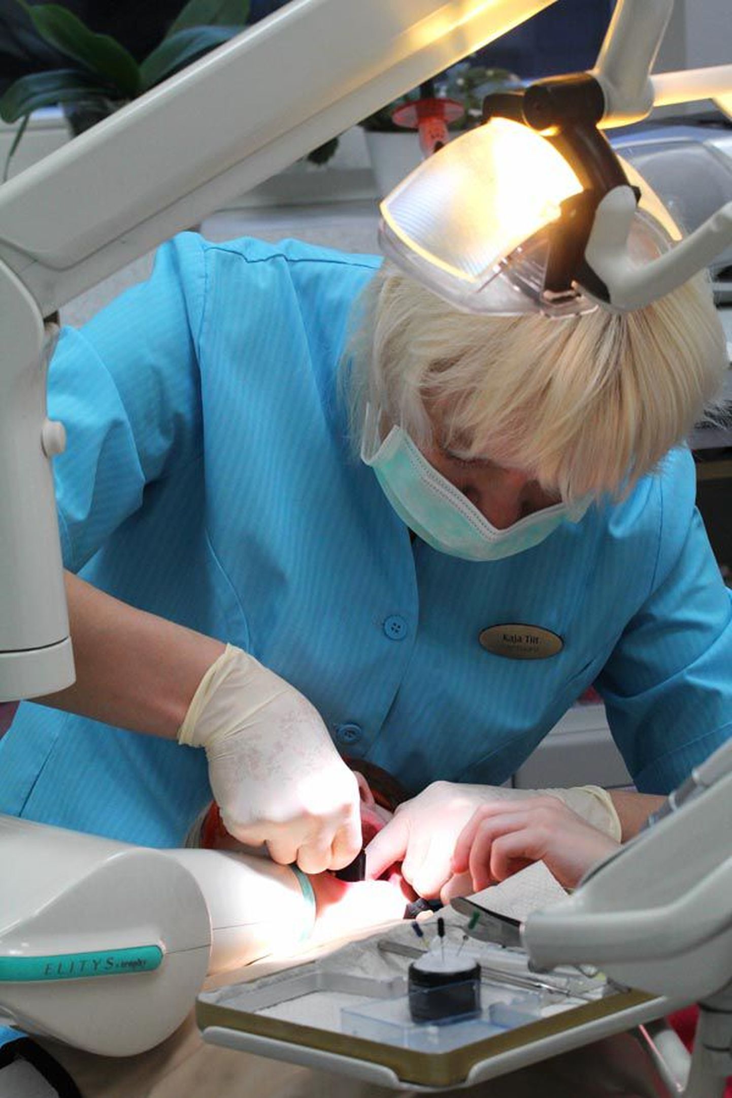 Hambaarst Kaja Tiit hammaste valgendamist ei soovita. Pildil teeb arst oma igapäevast tööd — ravib hambaid.