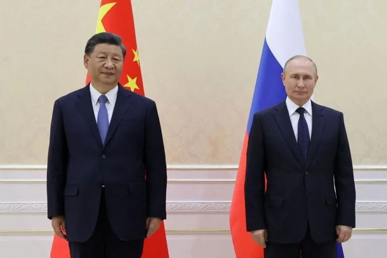 Лидер КНР Си Цзиньпин (слева) заявляет о том, что его страна не поддерживает ни одну из сторон конфликта, однако многие западные и украинские эксперты предполагают, что Китай тайно содействует России