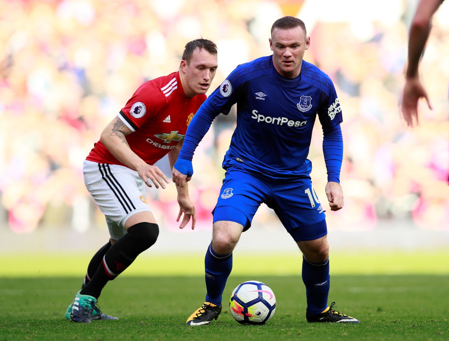 Wayne Rooney (esiplaanil) Evertoni särgis oma endise koduklubi Manchester Unitedi vastu.