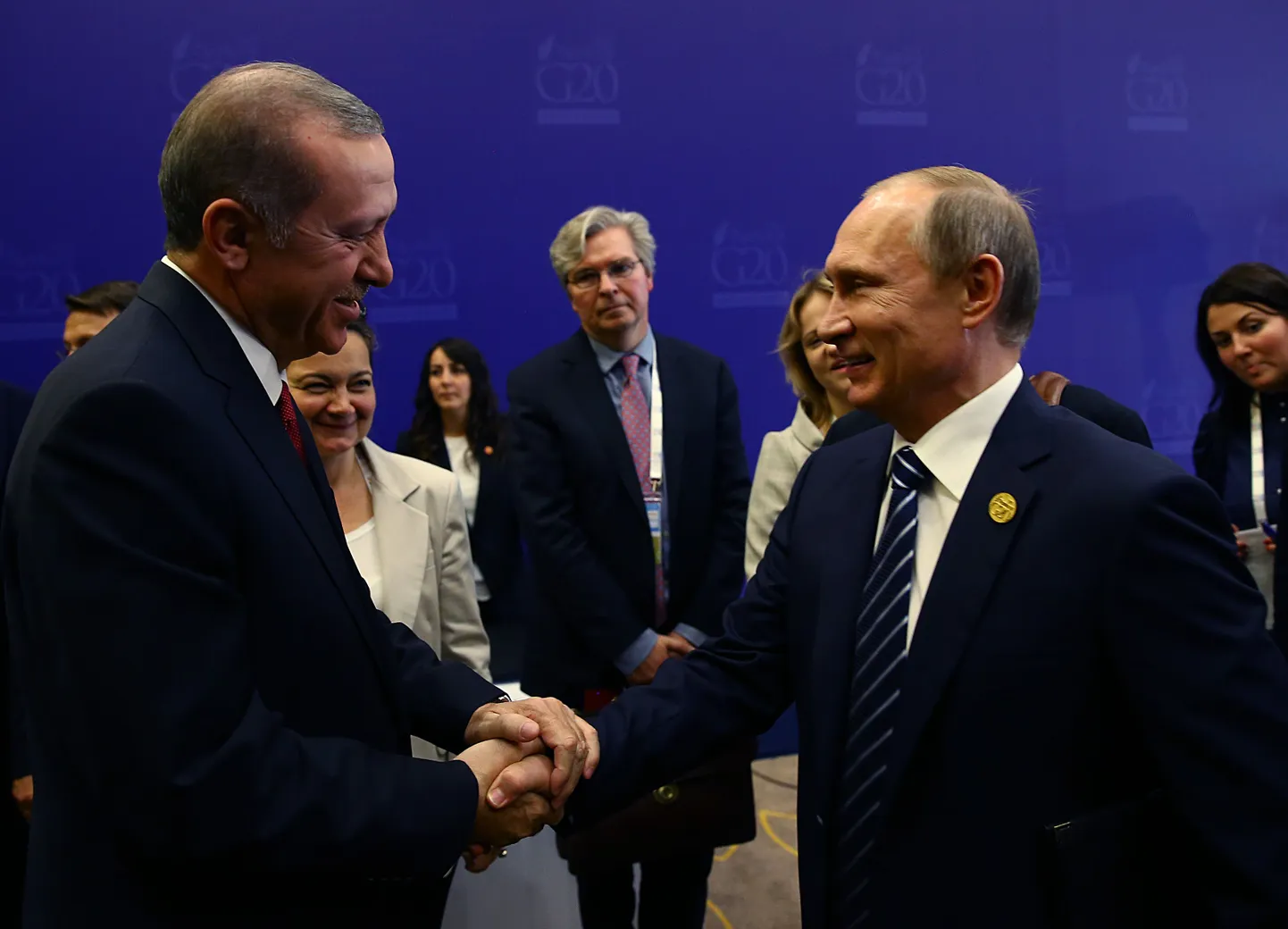 Путин и Эрдоган жмут руки на встрече встрече Большой двадцатки в 2015 году.