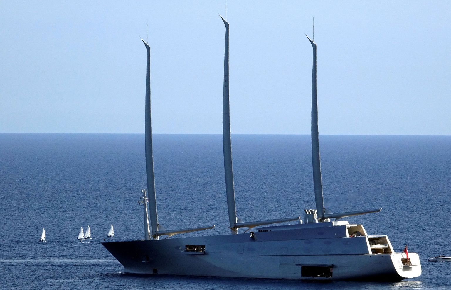 Philippe Starcki disainitud 142,81 pikkuse purjedega mootorjahi Sailing Yacht A väärtuseks arvatakse 578 miljonit dollarit ja selle omanikuks peetakse Vene väetisemagnaati Andrei Melnitšenkot. Nüüdseks on jaht Itaalia ametivõimude poolt konfiskeeritud. Pildil on see Monaco reidil mais 2017.
