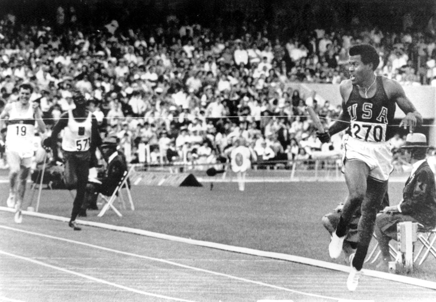 Keenia ankrumees Daniel Rusha (571) vedas Mexico olümpial Keenia teatehõbedale. Jooksu võitis ülekaalukalt USA, kelle viimast vahetust jooksis Lee Evans (270).