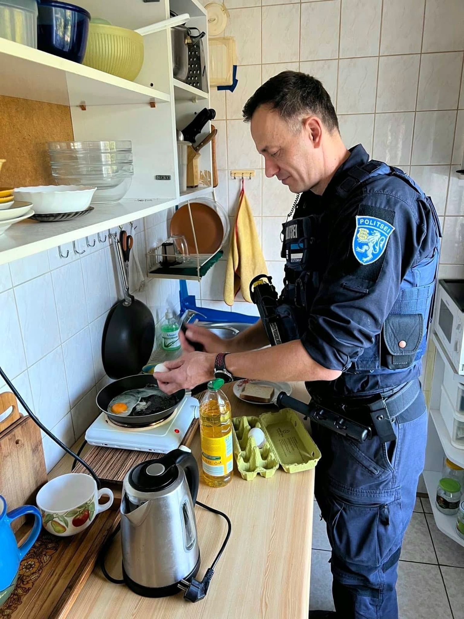 Politseinik valmistas prouale praetud muna röstitud saiaga ning joogiks sooja tee.