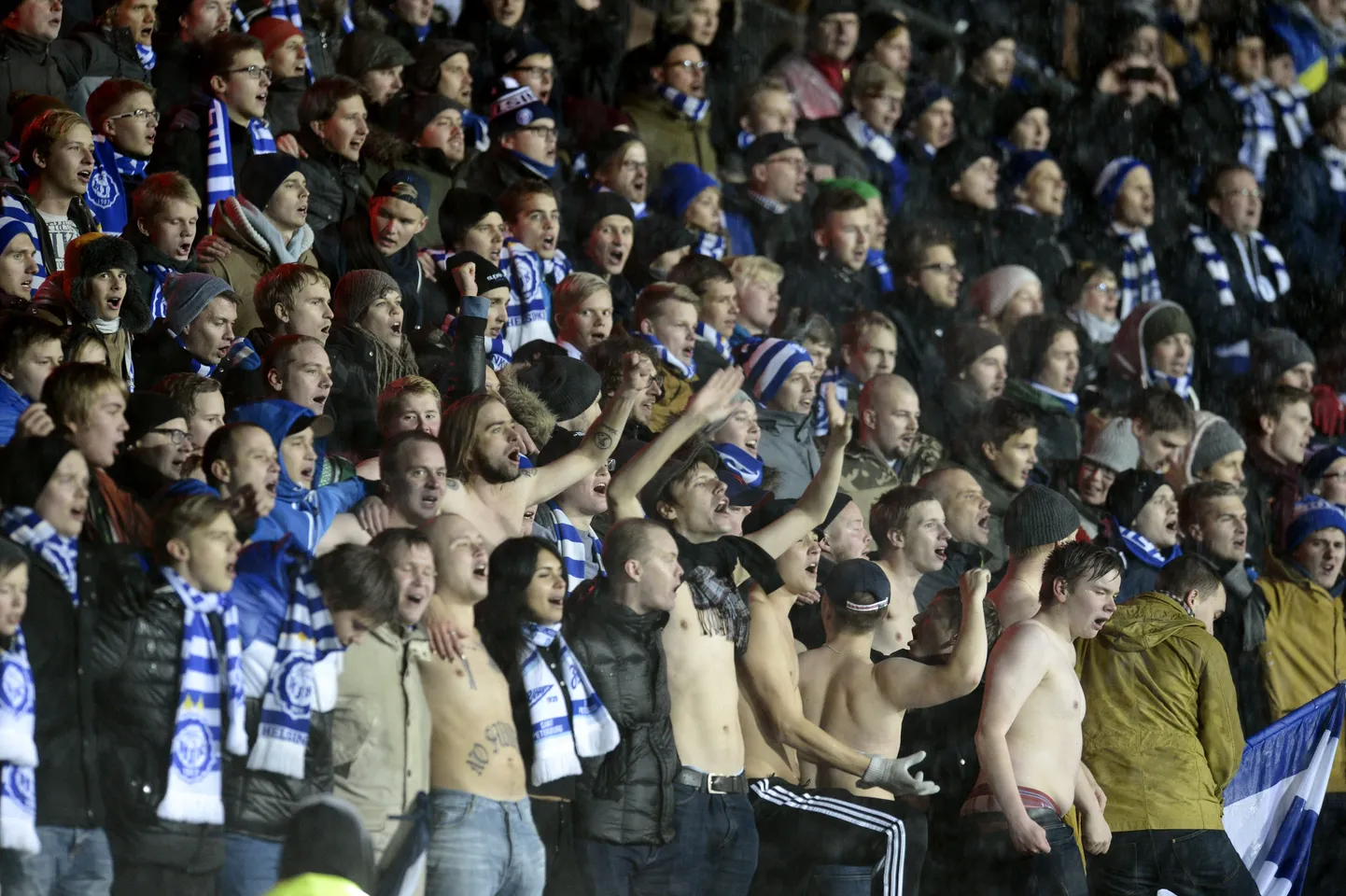 HJK fännid tähistamas teist torino vastu löödud väravat.