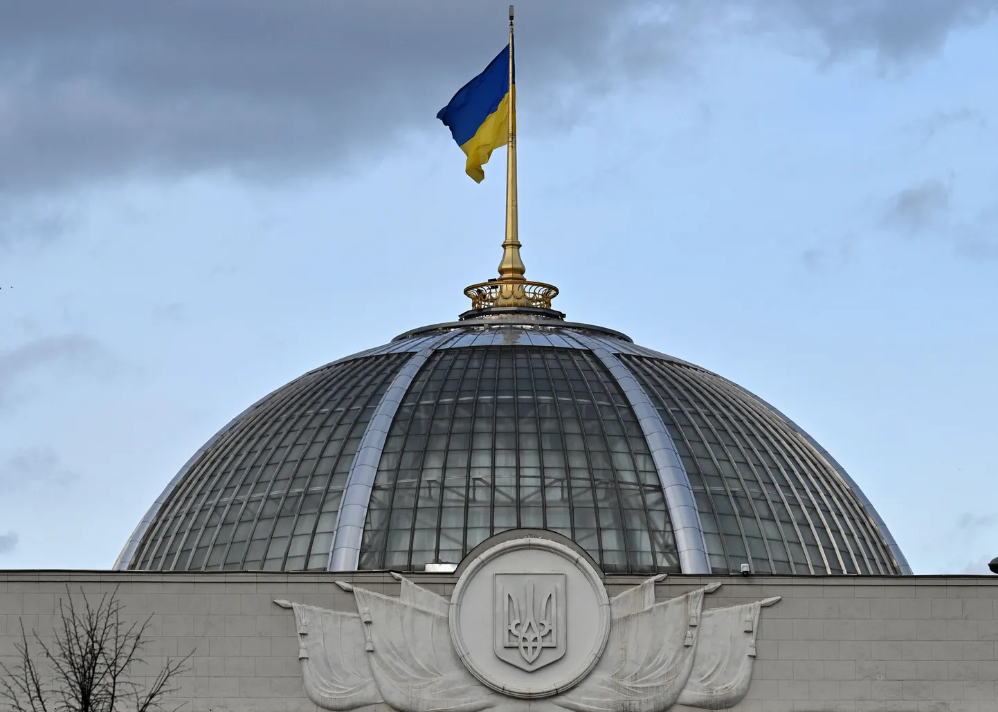 Riigilipp Ukraina parlamendihoone kohal Kiievis.