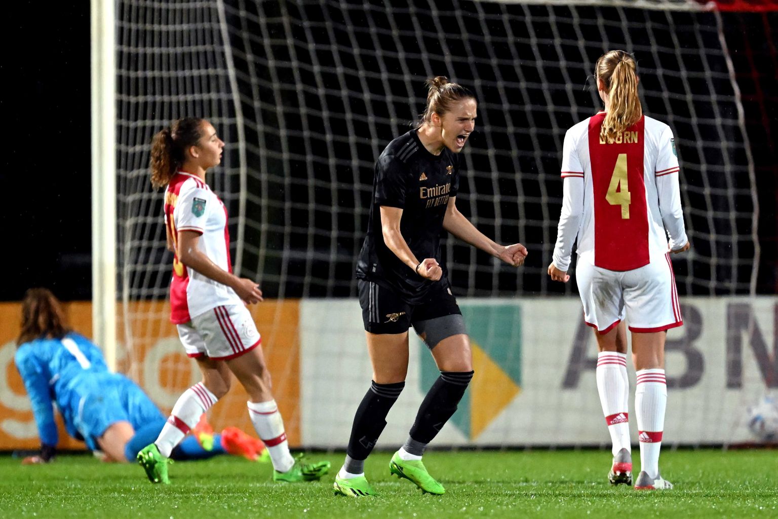 Arsenali mängija Vivianne Miedema (keskel) on saatnud otsustava palli Ajaxi väravasse.