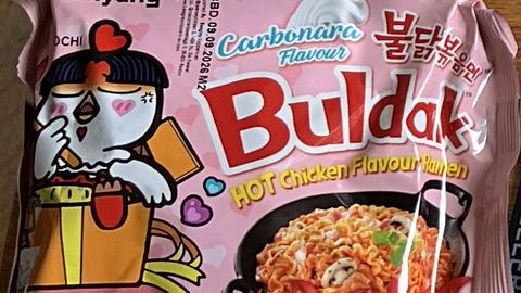 Vai jauniešu vidū populārās “Buldak” nūdeles izraisa vēzi?