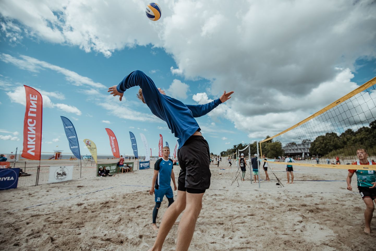 Pärnu rannas toimuvad meistrivõistlused rannavõrkpallis.