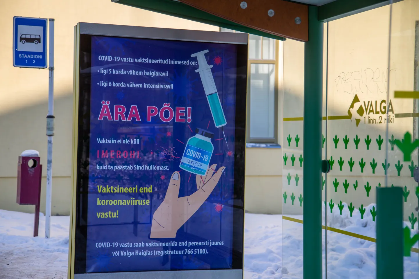 Valga, 03.02.2022
Vaktsineerimist propageeriv reklaam bussiootepaviljonil.
Covid, covid19 plakat, vaktsiin

Foto Arvo Meeks, Lõuna-Eesti Postimees