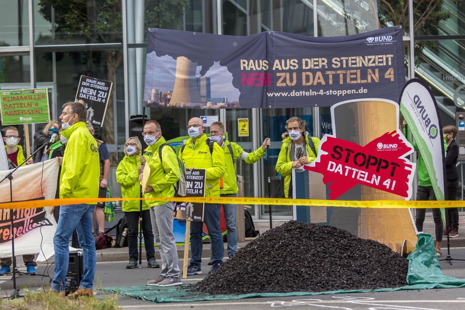 2020. aasta maikuus protestisid Düsseldorfis Uniperi aastakoosoleku toimumiskoha ees mitmed rohelised organisatsioonid ettevõtte Datteln 4 söejõujaama vastu.