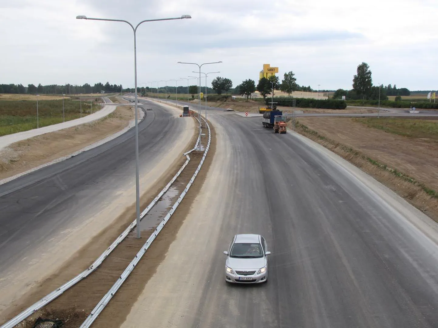 See foto on tehtud Tallinna–Tartu maantee viaduktilt, mille alt läheb läbi Pärnu–Rakvere maantee.