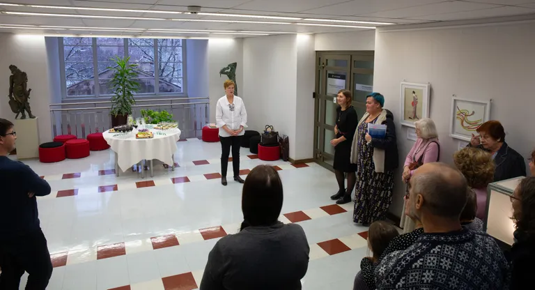 Näituse avamisel kõneles TÜ maailma keelte ja kultuuride kolledži direktor Kersti Lepajõe.