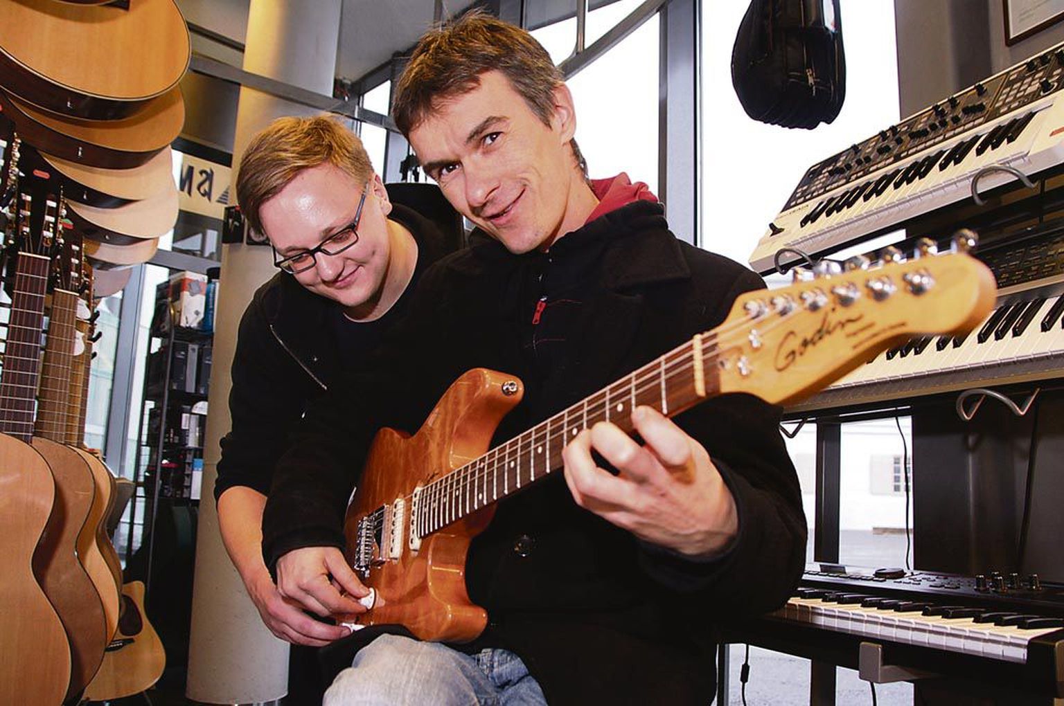 IS Music Teami Pärnu kaupluse tootespetsialist Lauri Uus (vasakul) andis Marek Taltsile proovida kingitusega analoogset kitarri, “päris” kingitus asub praegu Tallinnas.
